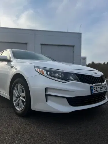 KIA Optima 2016 року випуску з Америки, з мінімальними пошкодженнями.