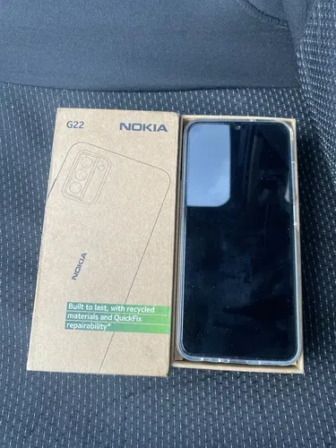Смартфон Nokia g22 в використанні небула