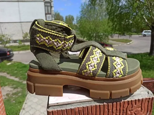 Бомбезні босоніжки на платформі  Ugg .