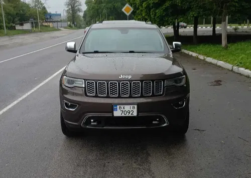 Jeep Grand Cherokee Overland — свіжопригнаний автомобіль у майже максимальній комплектації.