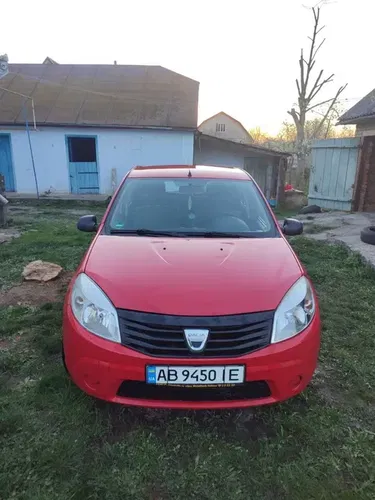 Продам Dacia Sandero 2009, червоний хетчбек, з новими зимовими шинами