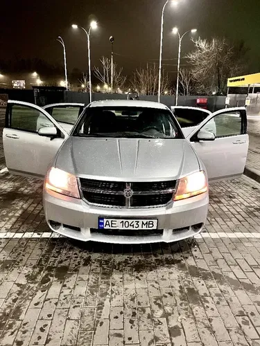 Сріблястий Dodge Avenger SRX