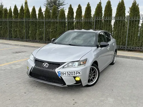 Lexus CT200h, 2012 року — економічний та комфортний міський гібрид.