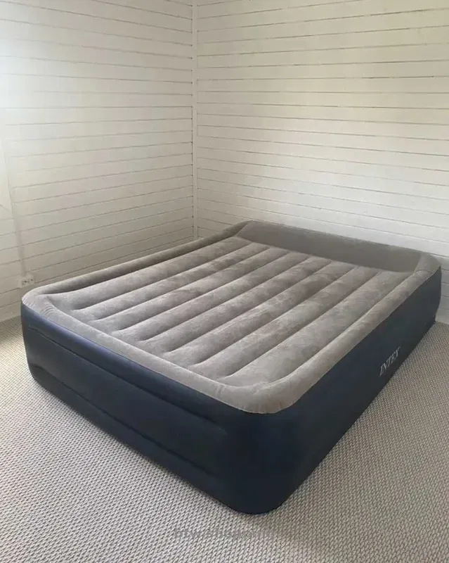 Надувная двуспальная кровать Intex с встроенным электронасосом - btw.shopping
