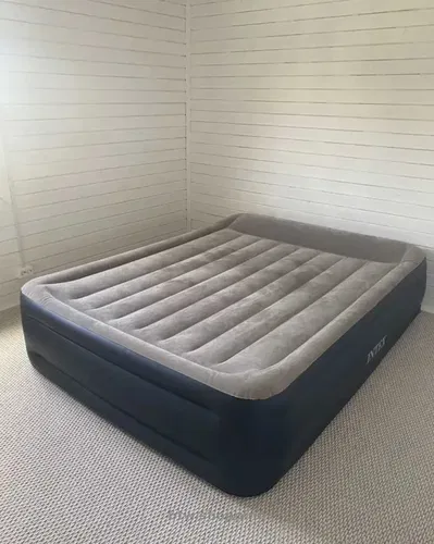 Надувная двуспальная кровать Intex с встроенным электронасосом