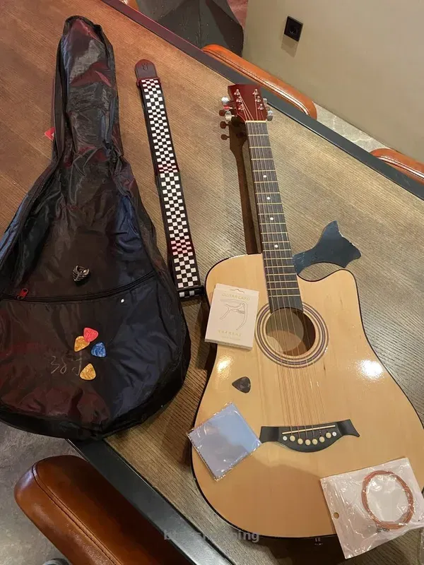 Акустична гітара з набором аксесуарів - btw.shopping