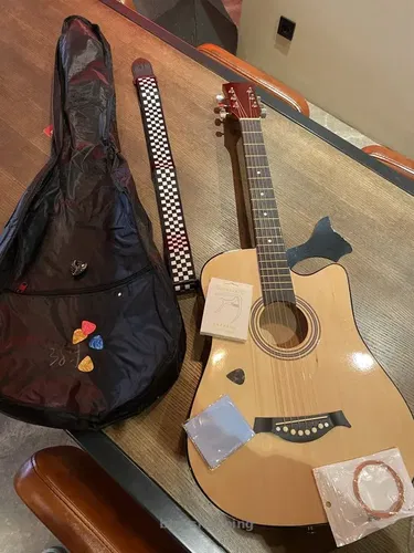 Акустична гітара з набором аксесуарів