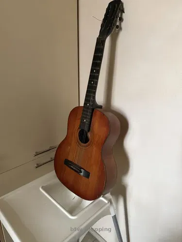 Акустична гітара у гарному стані