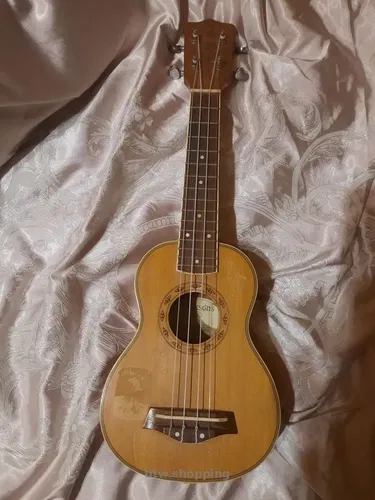 Укулеле из натурального дерева в хорошем состоянии