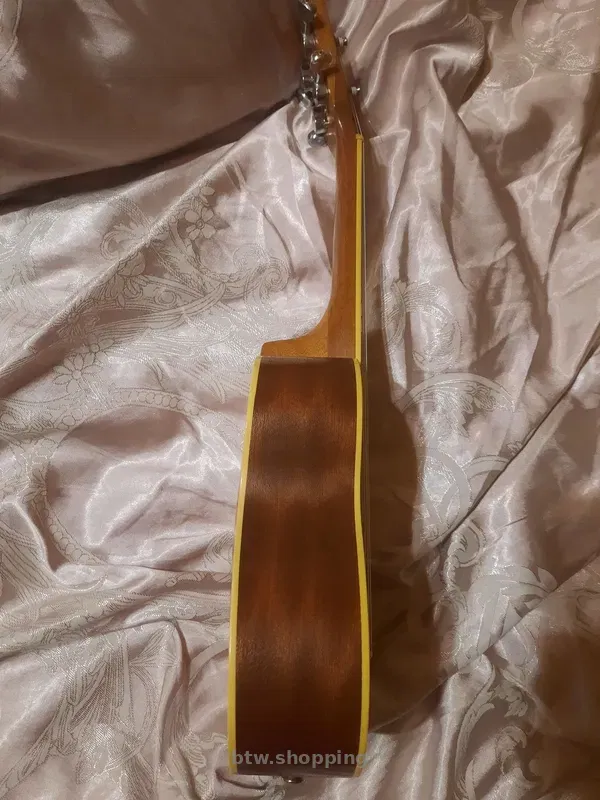 Укулеле из натурального дерева в хорошем состоянии - btw.shopping