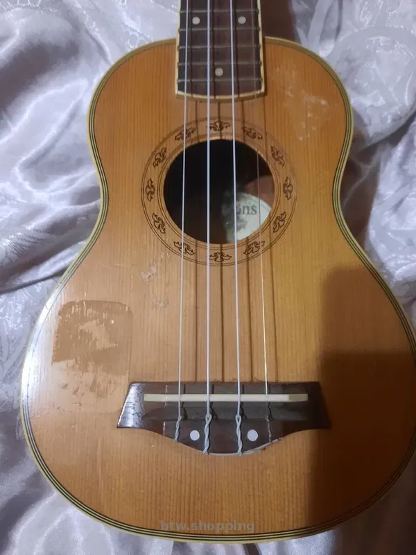 Укулеле из натурального дерева в хорошем состоянии - btw.shopping