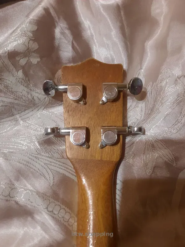 Укулеле из натурального дерева в хорошем состоянии - btw.shopping