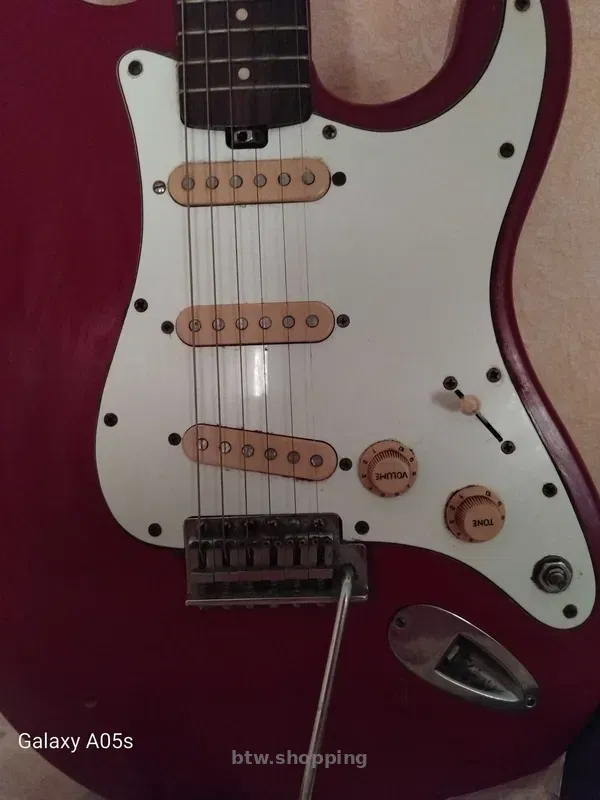 Винтажная гитара 35 лет, без чехла - btw.shopping