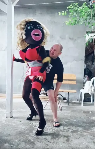 Стриптиз ростовой куклы в Одессе.