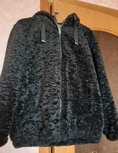 Класна чорна жіноча курточка-шубка з капюшоном на підкладці нова