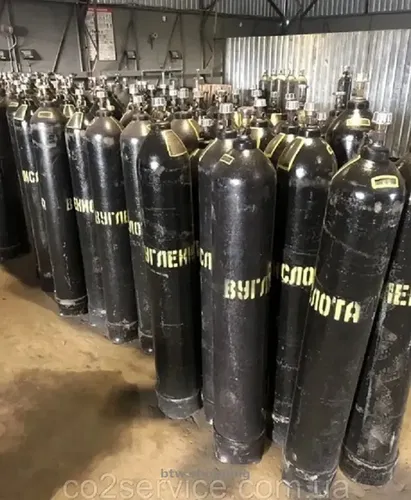 Заправка балонів вуглекислотою.