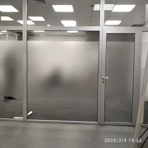Тонування скла матовою плівкою. склянних перегородок