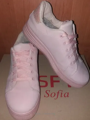 Продам рожеві шкіряні кросівки