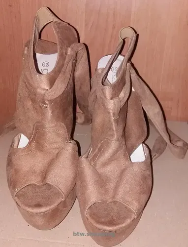 Продам жіночі замшеві босоніжки