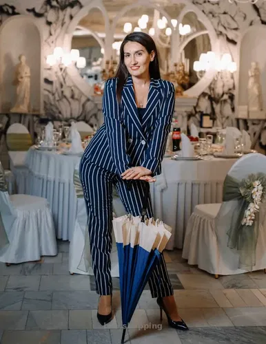 Тамада, ведуча на весілля та інші свята