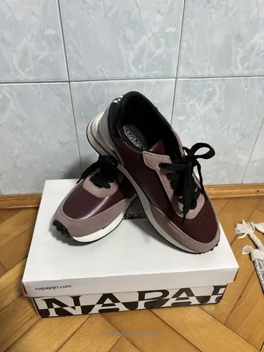 Кросівки фірми Napapijri