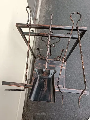 Дровница с принадлежности для камина.