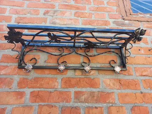 Вешалки с элементами ковки.