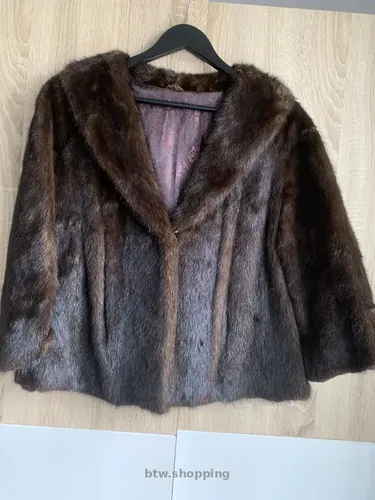 Женская шубка из натуральной норки коричневая.