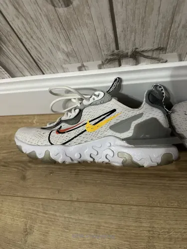 Продам кроссовки Nike React Vision