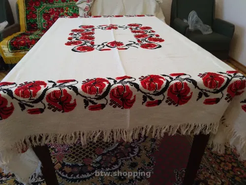 Вишита  скатерть.