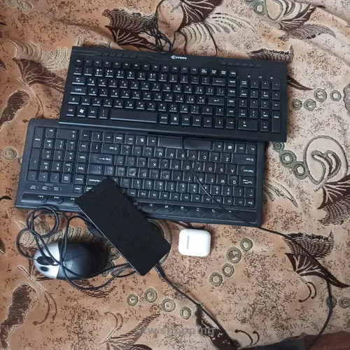 Продаю 2 клавіатури мишку екран від телефона самсунг а22 і наушники