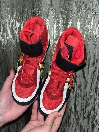 Це дитячі червоно-білі борцівки