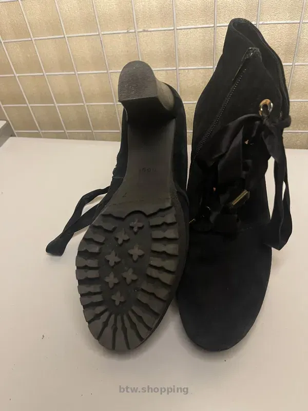 Чорні замшеві ботильйони, розмір 40 - btw.shopping