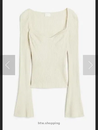 кошта с клеш рукавами и трендовым вырезом