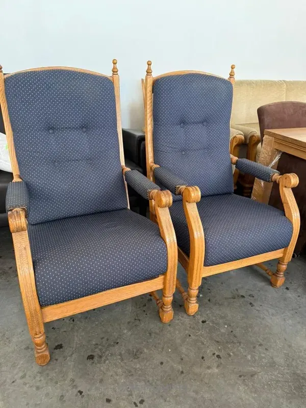 Пара дубових крісел в класичному стилі - btw.shopping