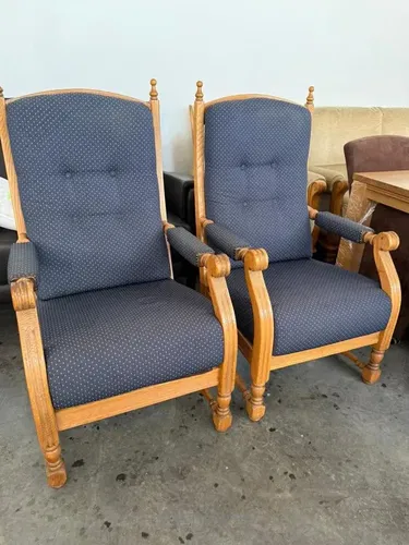 Пара дубових крісел в класичному стилі