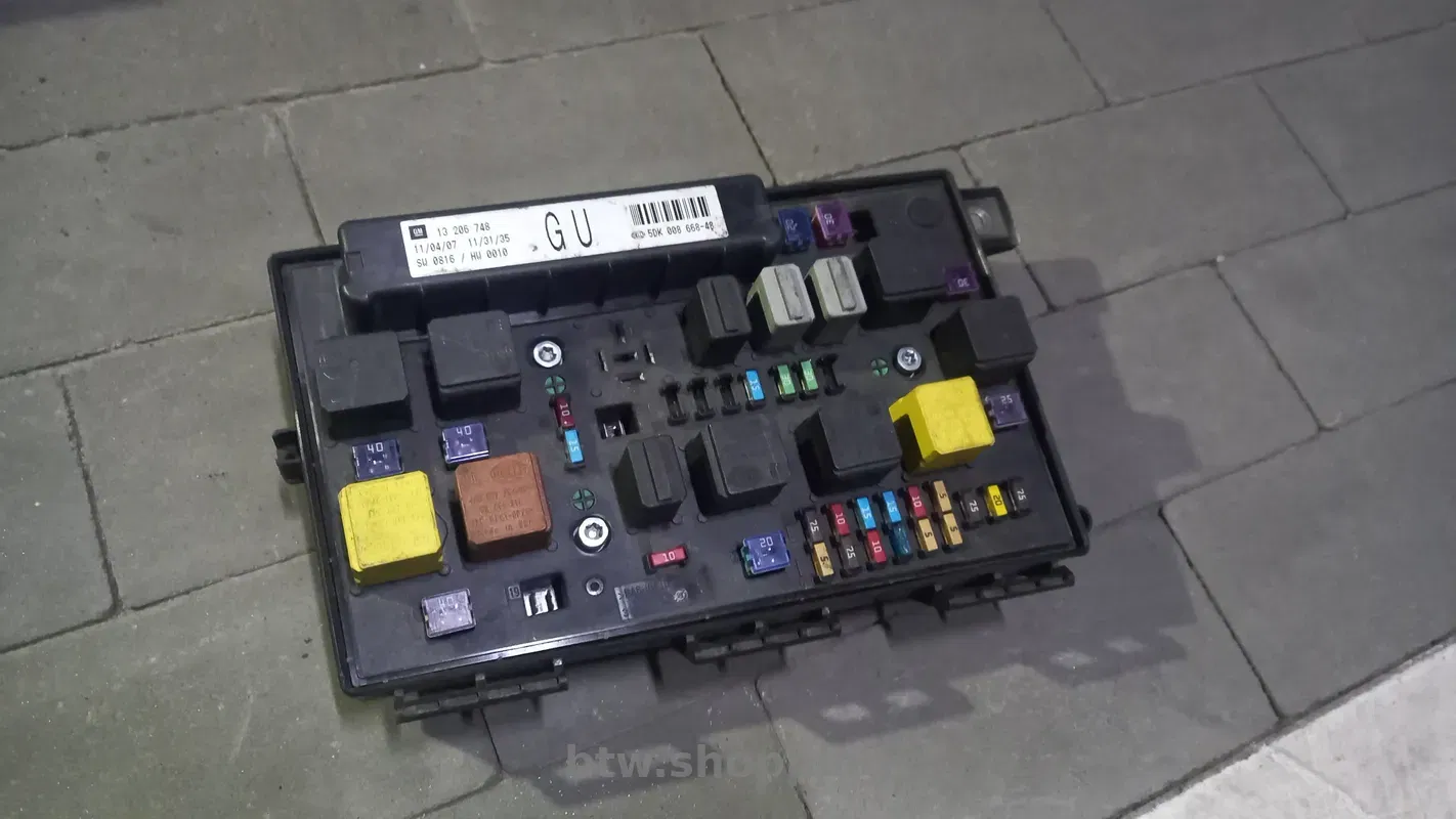 Блок запобіжників Opel Astra H Zafira B 13206748 GU Hella - btw.shopping