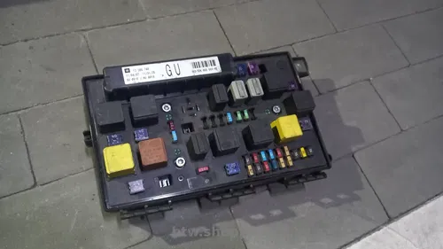 Блок запобіжників Opel Astra H Zafira B 13206748 GU Hella