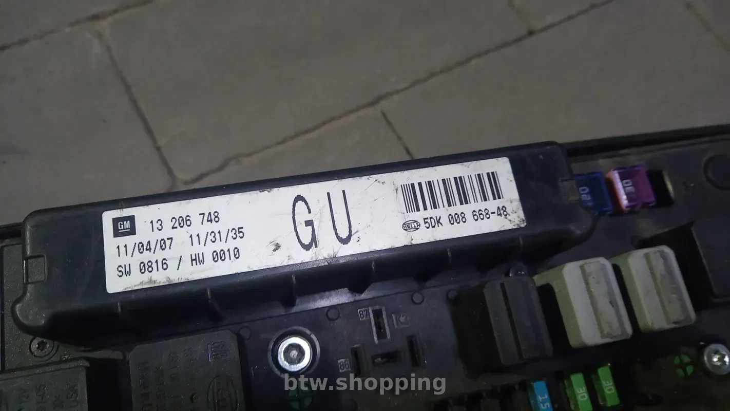 Блок запобіжників Opel Astra H Zafira B 13206748 GU Hella - btw.shopping