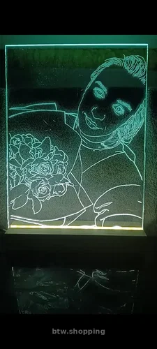 Портрети та картини вирізані на склі