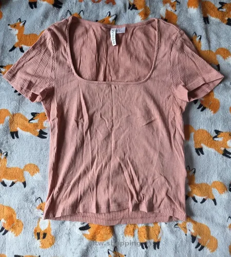 укорочена футболка з вирізом