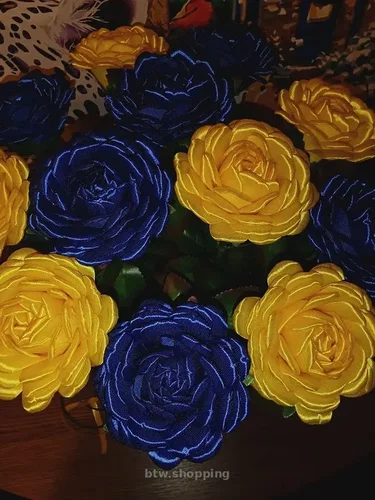 Жовто-сині троянди з атласної стрічки